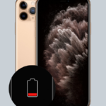 Phone 11 Pro mit einem Batterie-Symbol, das einen niedrigen Akkustand anzeigt